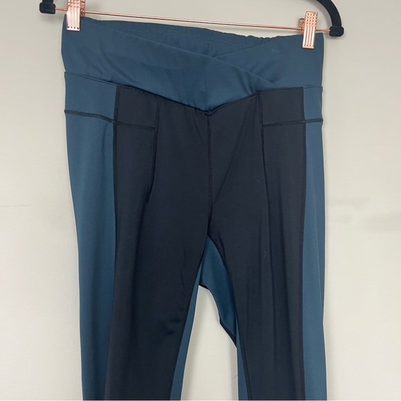 FREE PEOPLE MOVEMENT YOGA PANTS ANKLE LENGTH SIZE LARGE BLACK AND BLUE - Picture 5 of 14